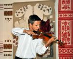 Скрипаль Микита Рева під акомпанемент роялю змусив глядачів перенестися до барвистої Молдови