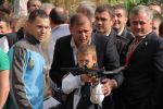 Губернатор разом з сином Миколою стріляв з арбалету. Фото Віктора Кочетова