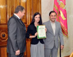 Анна Лівада отримує диплом фіналіста конкурсу